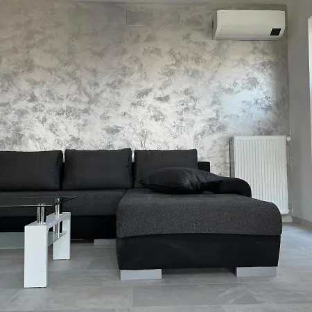 Апартаменти Stunning 2-room Penthouse With Lakeview W11 *