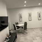 Stunning 2-room Penthouse With Lakeview W11 Apartament *