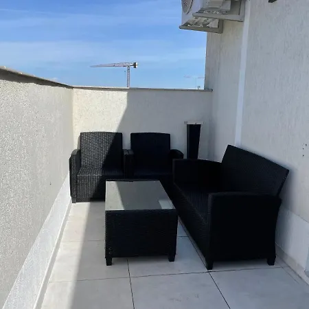 Апартаменты Stunning 2-room Penthouse With Lakeview W11 *