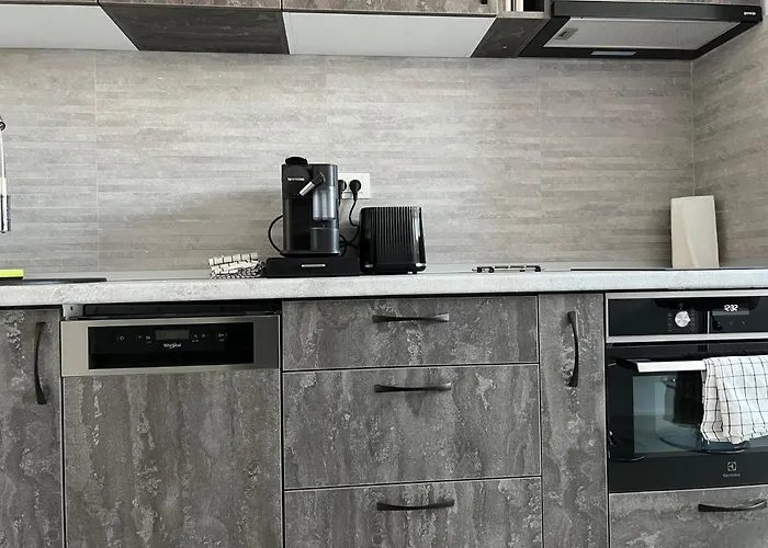 Stunning 2-room Penthouse With Lakeview W11 Apartmán