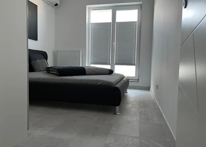 Stunning 2-room Penthouse With Lakeview W11 Lejlighed