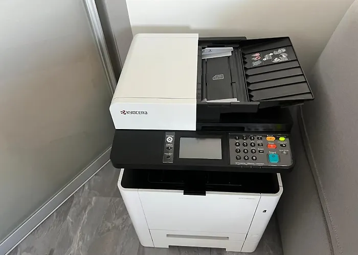 Stunning 2-room Penthouse With Lakeview W11 Lejlighed *